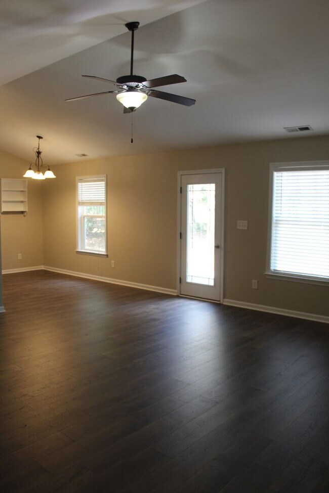 Building Photo - 3 Bed/2 Bath Home - 10 minutes to SJAFB!