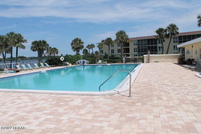 Building Photo - 719 S Beach St