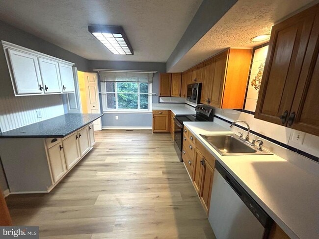 Building Photo - 15723 Edgewood Dr