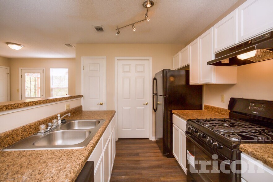 Building Photo - 815 Tramore Dr