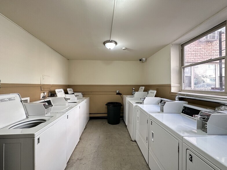 Building Photo - 3710 N Pine Grove Ave