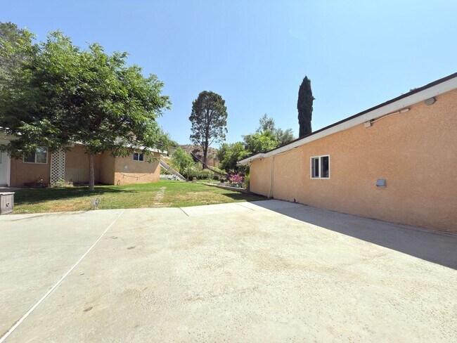 Building Photo - Spacious 4-Bedroom Home in Prime Santa Cla...