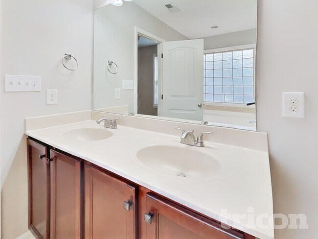 Building Photo - 295 New Castle Ln