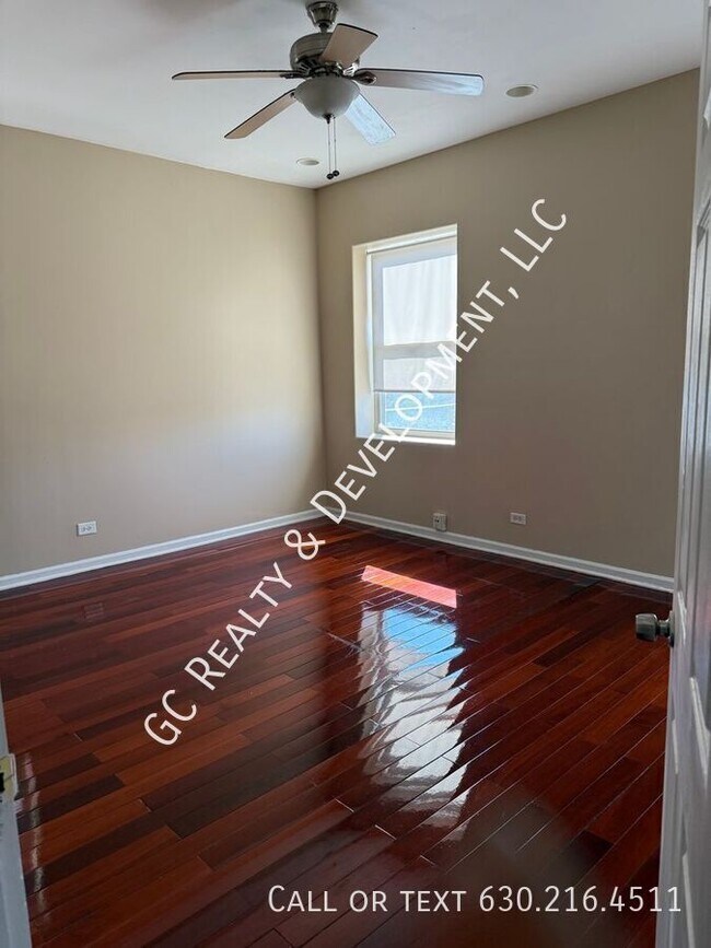 Building Photo - 5816 S Michigan-Unit 2