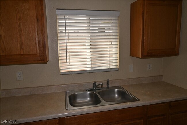 Building Photo - 320 N 16th St