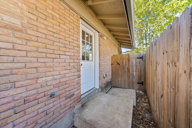 Building Photo - 308 E Cheryl Dr