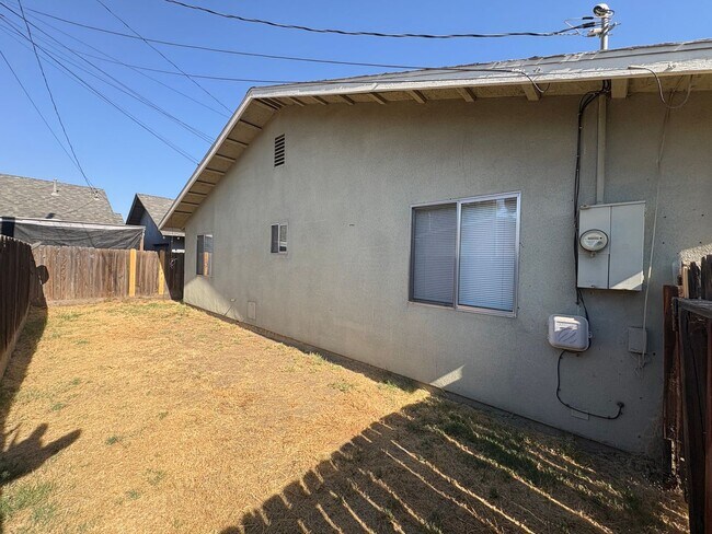 Building Photo - NW Visalia Home with Alley Access Rent Ready!