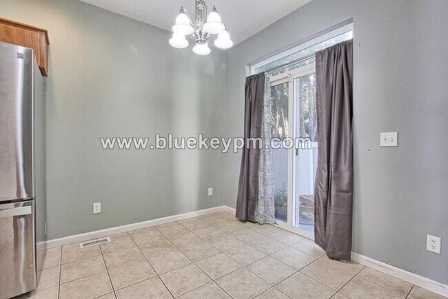 Building Photo - 3 Bed, 2.5 Bath Townhome Near Orchards Fre...