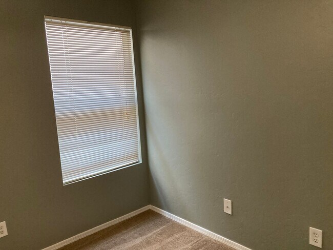 Building Photo - Northwest 3 Bedroom