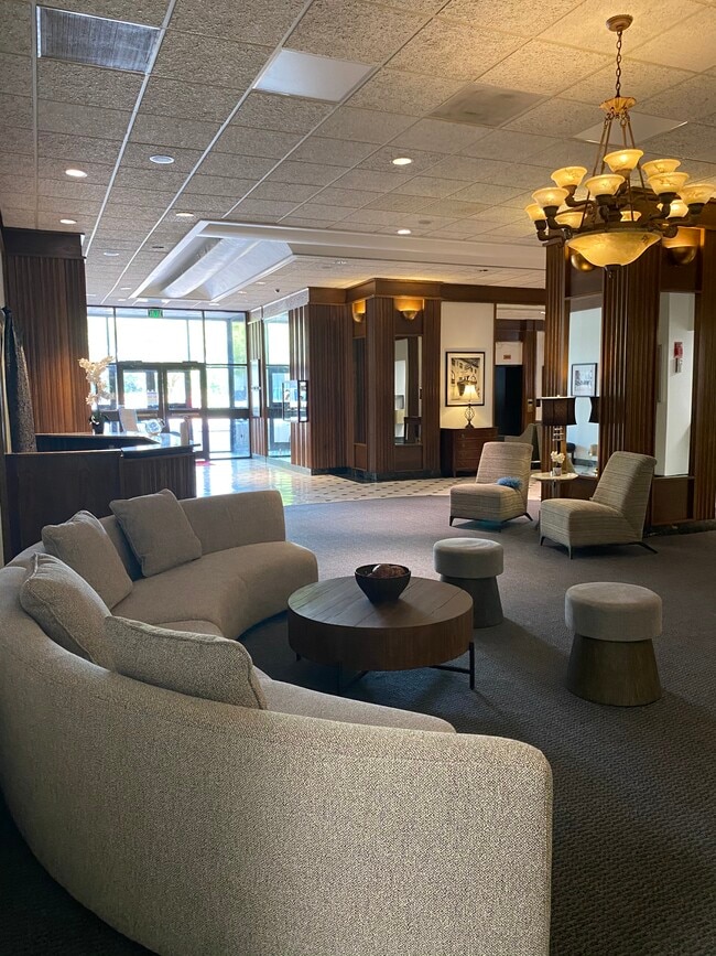 Lobby - 109 N Main St