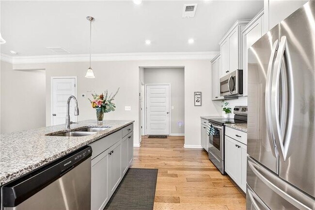 Building Photo - 133 Madison Bend