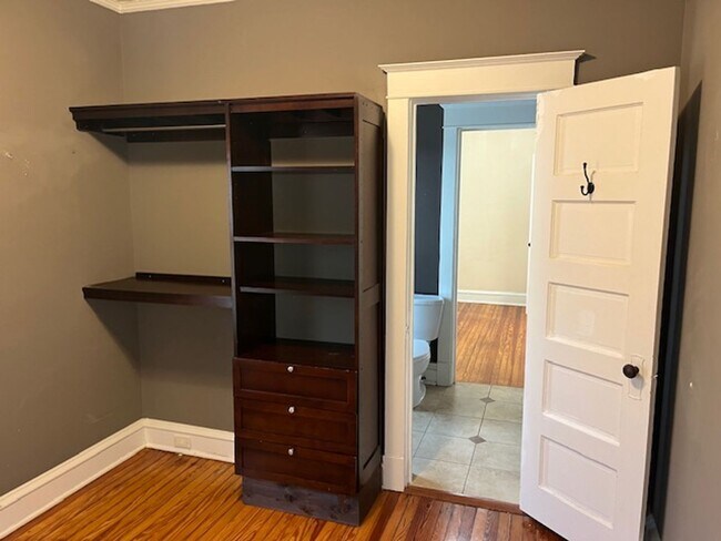 Building Photo - West Plaza Home close shops and entertainment