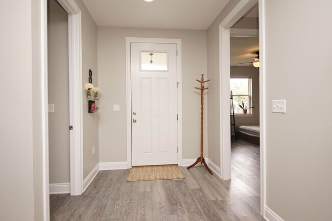 Building Photo - Newer Home in Valparaiso