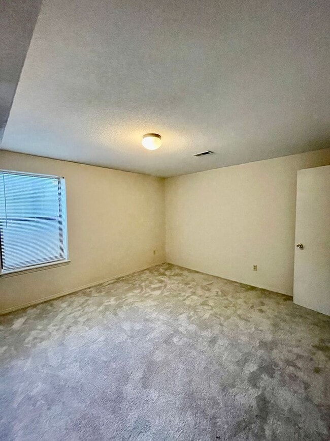 Building Photo - 3 bedroom in Andover! Mowing included!