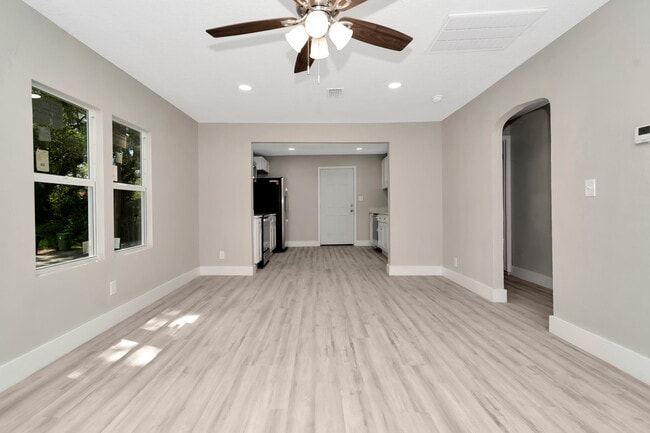 Building Photo - 1617 E Linden Ave