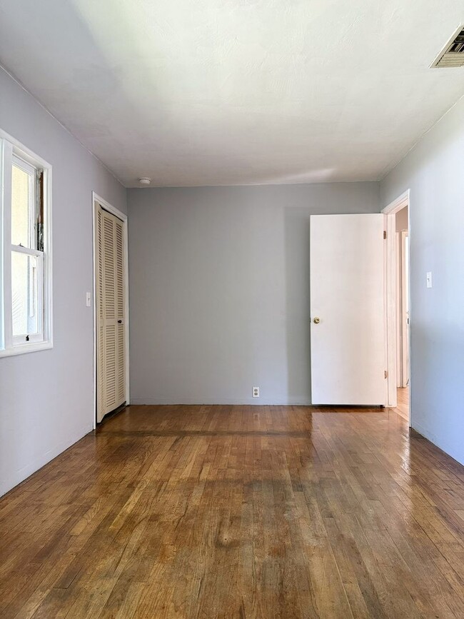 Building Photo - Spacious 2/2 home near shopping