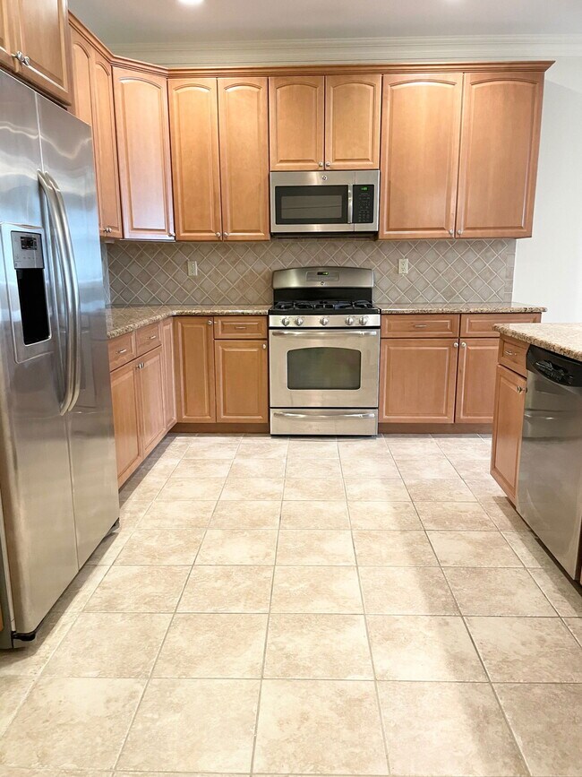 Building Photo - Madison Avenue, Park Ridge, NJ 07656 - 2 BR 2 BA condo