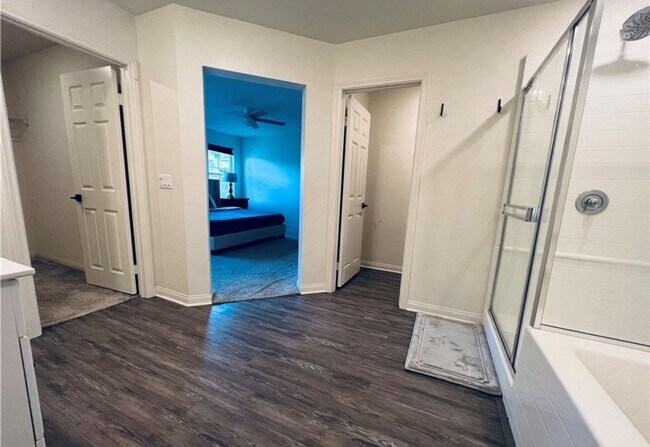 Building Photo - 3 Bdrm, 2.5 Ba Townhouse w/2 Car Attached Garage Available For Rent