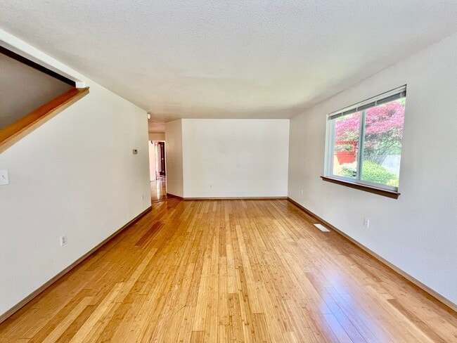 Building Photo - Spacious 4 BD + Den