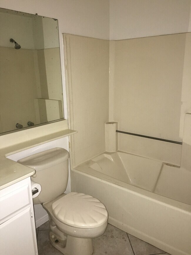 Building Photo - 3 Bedroom / 2 Bathroom Home in Perris