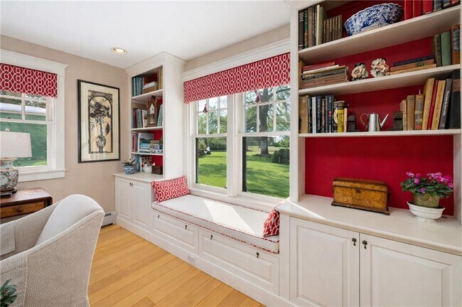 Building Photo - 68 Sachuest Way