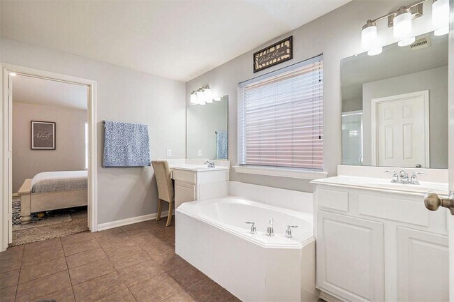 Building Photo - 12107 Lakewood Villa Dr