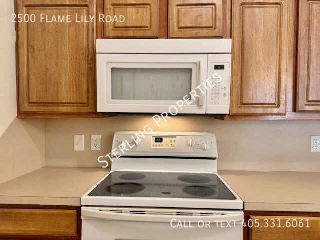 Building Photo - 2500 Flame Lily Rd