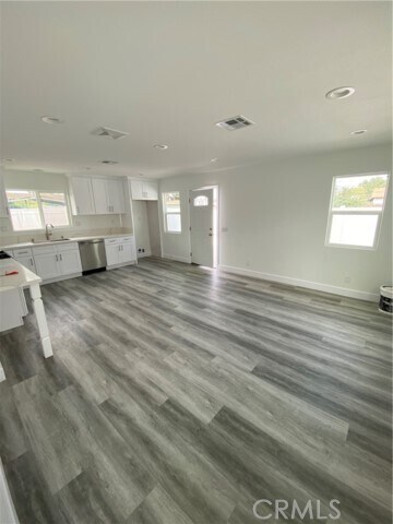 Building Photo - 2402 W Maple Ave