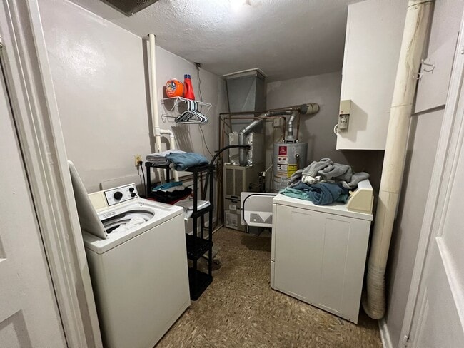 Building Photo - 2 Bedroom Main Floor Unit Available August 1, 2026!