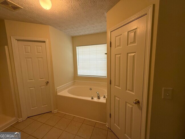 Building Photo - 140 Trinity Dr