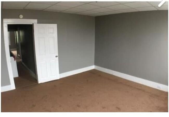 Building Photo - Extra large 3BR home in nice area