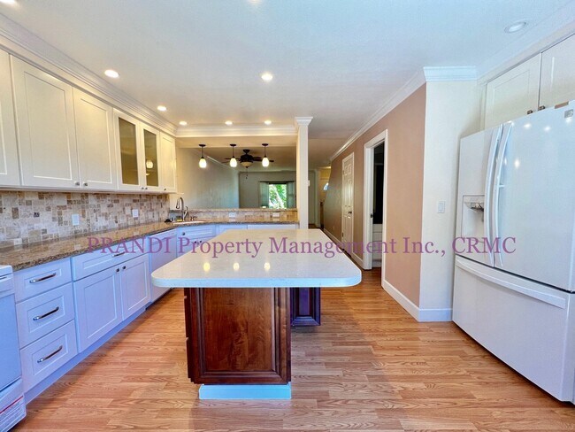 Building Photo - Delightful End Unit Townhome with Washer/D...