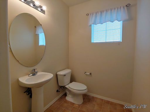 Building Photo - Large 3 Story Townhome with Tandem Garage!