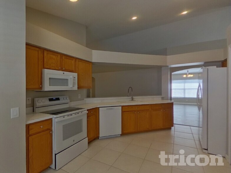 Building Photo - 31153 Whinsenton Dr