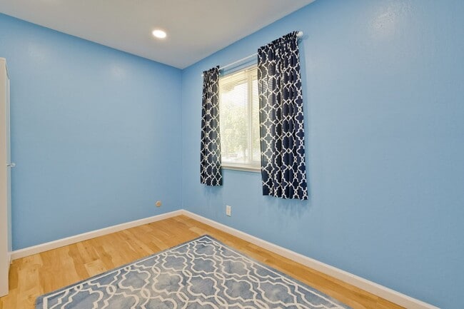 Building Photo - Beautiful 4 Bed 2.5 Bath Town Home in Fremont Northgate Area !