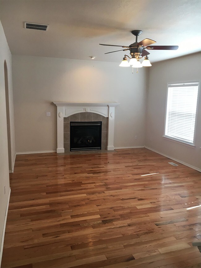 Building Photo - 725 W Ashby Dr