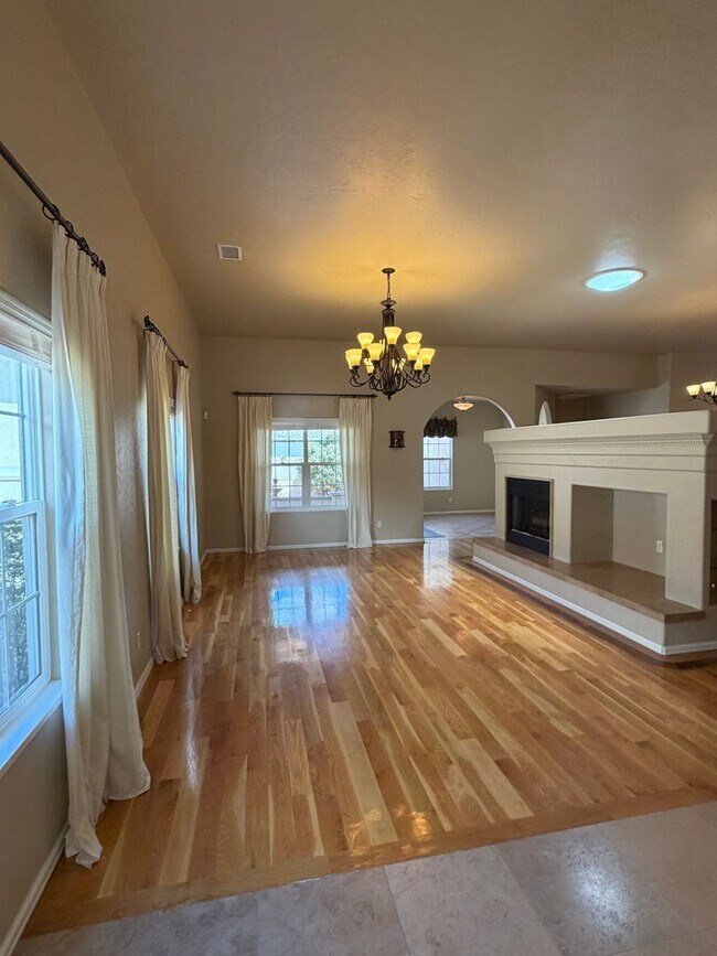 Building Photo - 1825 Venetian Dr