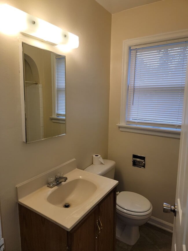 Building Photo - Charming, spacious Craftsman style Lakewood Home