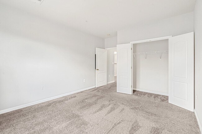 Building Photo - Great 2 Bedroom; 2 Bathroom condo in Manas...