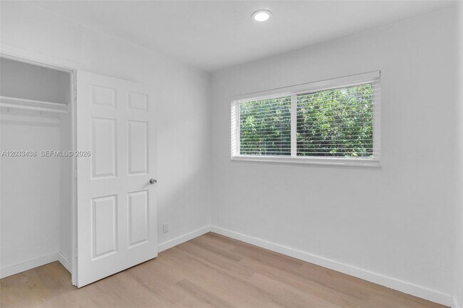 Building Photo - 401 SW 25th Ave