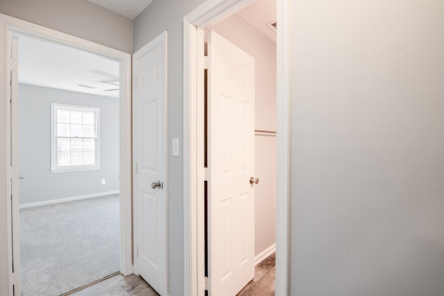 Building Photo - 887 Timberlake Dr
