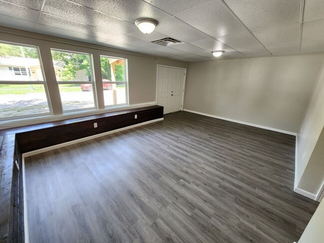 Building Photo - Spacious 3-Bedroom, 1-Bathroom Home AVAILA...