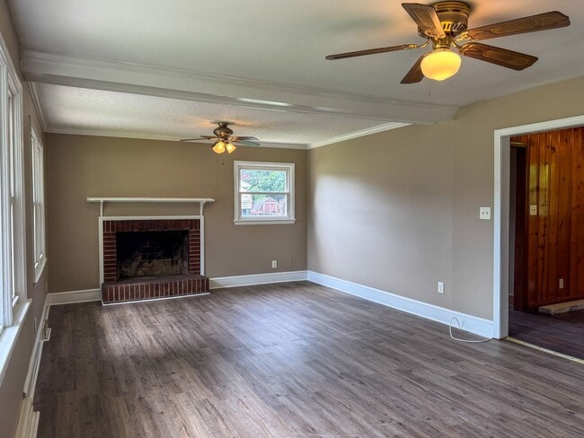 Building Photo - 246 Phillips Dr