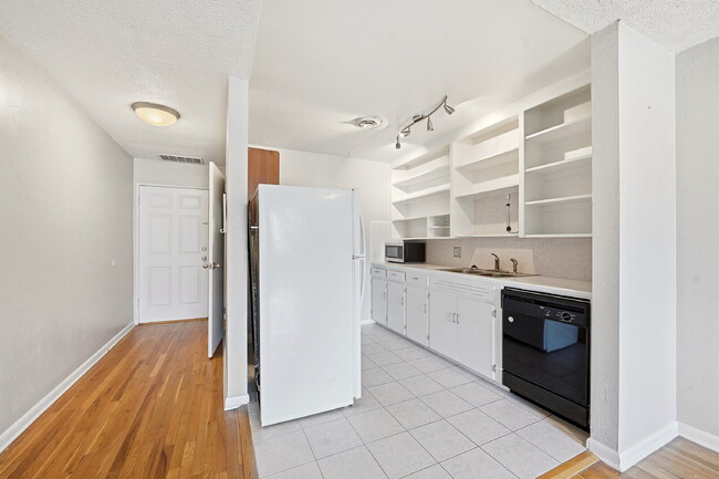 Building Photo - $1,480.95 with $300 off the first month's rent, 1 Beds - 1 Bath, Condo in Denver with Onsite Laun...