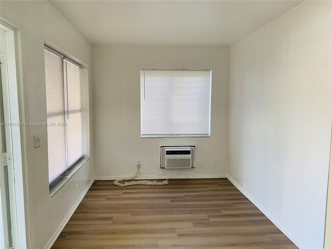 Building Photo - Shorecrest-0