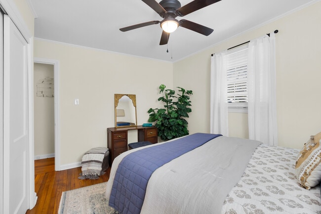 Building Photo - 604 9th St