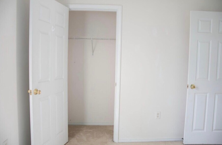 Building Photo - 4550 Barrington Ln