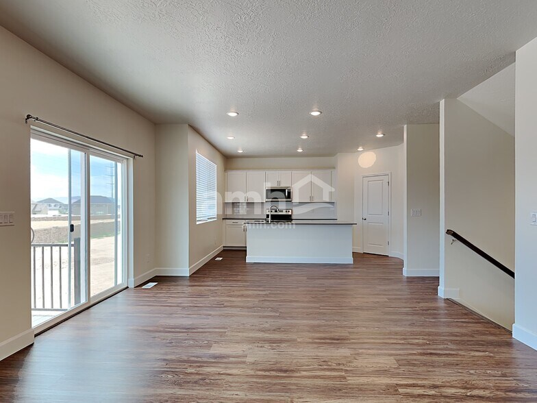 Building Photo - 1187 N Golden Spoke Dr