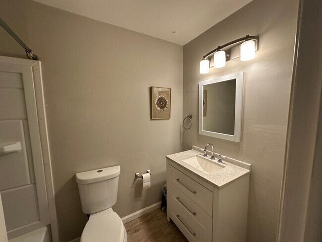 Building Photo - Three Bedroom Home minutes from UNR