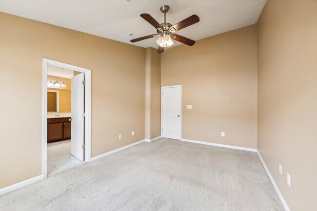 Building Photo - Stunning luxury townhome in the Fieldstone...